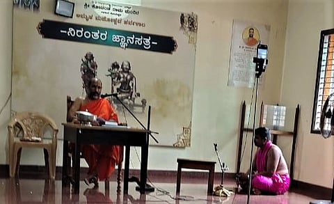  ಶ್ರೀ ರಾವಾಯಣ ಸುಂದರ ಕಾಂಡ ಪ್ರವಚನ ಸಪ್ತಾಹದ ಮಂಗಲೋತ್ಸವದಲ್ಲಿ ಶ್ರೀ ವಿದ್ಯಾಪ್ರಸನ್ನ ತೀರ್ಥ ಸ್ವಾಮೀಜಿ ಆಶೀರ್ವಚನ ನೀಡಿದರು. ಸದಸ್ಯರಾದ ಗಜೇಂದ್ರ ಹೆಬ್ಬಾರ್, ಜಗದೀಶ್ ರಾವ್, ವೈ.ಎನ್.ವೆಂಕಟೇಶಮೂರ್ತಿ ಭಟ್ ಮತ್ತಿತರರು ಉಪಸ್ಥಿತರಿದ್ದರು.