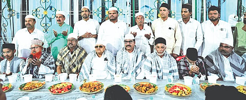 ಗುರುಮಠಕಲ್​ನ ಮೋಮಿನಪುರ ಮಜಿದ್​ನಲ್ಲಿ ಕಾಂಗ್ರೆಸ್​ನ ಜಿಲ್ಲಾ ಟಕದಿಂದ ಬುಧವಾರ ಆಯೋಜಿಸಿದ್ದ ಇಫ್ತಾರ್​ ಕೂಟದಲ್ಲಿ ಮಾಜಿ ಸಚಿವ ಬಾಬುರಾವ ಚಿಂಚನಸೂರ್​ ಜಿಲ್ಲಾ ಅಧ್ಯಕ್ಷ ಬಸರೆಡ್ಡಿ ಅನಪುರ, ಕೃಷ್ಣಾ ಚಪೆಟ್ಲಾ, ಎಸ್​ಕೆ ಮೈನೋದ್ಧೀನ್​, ಅಕ್ತರ್​ ಪ್ಯಾರೆ ಸಯ್ಯದ್​ ಬಾಬಾ ಇತರರಿದ್ದರು.