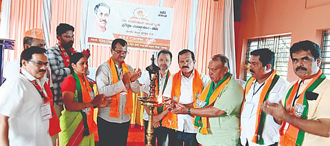 ಗೋಕರ್ಣ ಬಿಜೆಪಿ ಮಂಡಲ ವತಿಯಿಂದ ಆಯೋಜಿಸಿದ್ದ ಪಂ. ದೀನದಯಾಳ್ ಉಪಾಧ್ಯಾಯ ಪ್ರಶಿಕ್ಷಣ ಮಹಾಭಿಯಾನವನ್ನು ಶಾಸಕ ದಿನಕರ ಶೆಟ್ಟಿ ಉದ್ಘಾಟಿಸಿದರು. ಗಣೇಶ ಪಂಡಿತ, ನಾಗರಾಜ ನಾಯಕ ತೊರ್ಕೆ, ಎಂ.ಜಿ. ಭಟ್ಟ, ವೆಂಕಟೇಶ ನಾಯಕ, ಆರತಿ ಗೌಡ, ವಿನಾಯಕ ಕೊಡ್ಲೆಕೆರೆ ಮತ್ತಿತರರಿದ್ದರು.