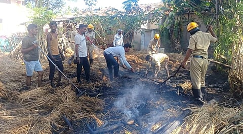  ಅಗ್ನಿಶಾಮಕ ದಳದ ಸಿಬ್ಬಂದಿ ಹುಲ್ಲಿನ ಬೆಂಕಿ ನಂದಿಸಿದರು.