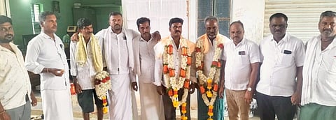 ದೊಡ್ಡ ಎಲಚೆಗೆರೆ ಹಾಲು ಉತ್ಪಾದಕರ ಸಂಘದ ಅಧ್ಯಕ್ಷ ರವಿ ಮತ್ತು ಉಪಾಧ್ಯಕ್ಷ ಚಿಕ್ಕಣ್ಣ ಅವರನ್ನು ನಿರ್ದೇಶಕರು ಸನ್ಮಾನಿಸಿದರು. ಮರೀಗೌಡ, ಮಹೇಶ, ರಾಮೇಗೌಡ, ಶಿವಣ್ಣ, ನಾಗರಸ, ಗೌರಮ್ಮ, ನೀಲಮ್ಮ, ರವಿ ಇದ್ದರು.