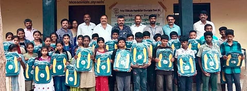 ಹಲಗೂರು ವಿದ್ಯಾಸಂಸ್ಥೆ ವಿದ್ಯಾರ್ಥಿಗಳಿಗೆ ಶಾಲಾ ಬ್ಯಾಗ್ ವಿತರಿಸಲಾಯಿತು. ಎಚ್.ಎಂ.ಆನಂದ್ ಕುಮಾರ್, ಮೋಹನ್ ಕುಮಾರ್, ಎ.ಟಿ.ಶ್ರೀನಿವಾಸ್, ಸಿ.ಪ್ರವೀಣ್, ಜಿ.ಎಸ್.ಮನೋಹರ್, ಎಚ್.ಎಸ್. ಶ್ರೀನಿವಾಸಾಚಾರಿ, ಮುಖ್ಯ ಶಿಕ್ಷಕರಾದ ಎಚ್.ಶಿವರಾಮು, ಶಿಕ್ಷಕರಾದ ಕೆ.ಸಿ.ಸವಿತಾ, ಎಚ್.ಆರ್.ಕೃಷ್ಣ, ವಿಷಕಂಠ ಮೂರ್ತಿ, ಕೆ.ಆರ್.ನಿಷ್ಕಲ ಇತರರು ಇದ್ದರು.