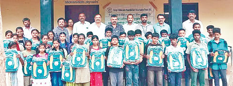 ಹಲಗೂರು ವಿದ್ಯಾಸಂಸ್ಥೆ ವಿದ್ಯಾರ್ಥಿಗಳಿಗೆ ಶಾಲಾ ಬ್ಯಾಗ್ ವಿತರಿಸಲಾಯಿತು. ಎಚ್.ಎಂ.ಆನಂದ್ ಕುಮಾರ್, ಮೋಹನ್ ಕುಮಾರ್, ಎ.ಟಿ.ಶ್ರೀನಿವಾಸ್, ಸಿ.ಪ್ರವೀಣ್, ಜಿ.ಎಸ್.ಮನೋಹರ್, ಎಚ್.ಎಸ್. ಶ್ರೀನಿವಾಸಾಚಾರಿ, ಮುಖ್ಯ ಶಿಕ್ಷಕರಾದ ಎಚ್.ಶಿವರಾಮು, ಶಿಕ್ಷಕರಾದ ಕೆ.ಸಿ.ಸವಿತಾ, ಎಚ್.ಆರ್.ಕೃಷ್ಣ, ವಿಷಕಂಠ ಮೂರ್ತಿ, ಕೆ.ಆರ್.ನಿಷ್ಕಲ ಇತರರು ಇದ್ದರು.