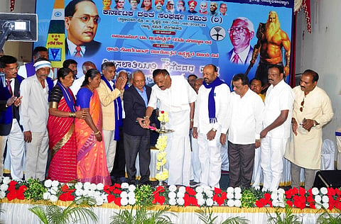ಹಾಸನ ನಗರದ ಡಾ.ಬಿ.ಆರ್. ಅಂಬೇಡ್ಕರ್ ಭವನದಲ್ಲಿ ಕರ್ನಾಟಕ ದಸಂಸ ಸ್ವಾಭಿಮಾನಿ ಪ್ರೊ.ಬಿ. ಕೃಷ್ಣಪ್ಪ ಬಣ ರಾಜ್ಯ ಸಮಿತಿ ಆಯೋಜಿಸಿದ್ದ ರಾಜ್ಯಮಟ್ಟದ ವಿಚಾರಸಂಕಿರಣವನ್ನು ಗಣ್ಯರು ಉದ್ಘಾಟಿಸಿದರು. ಕೆ.ಎಂ.ಶಿವಲಿಂಗೇಗೌಡ, ರಾಜ್ಯ ಸಂಚಾಲಕ ಎಂ.ಸೋಮಶೇಖರ್, ಅಂದಾನಿ ಸೋಮನಹಳ್ಳಿ, ಹೆಗ್ಗೆರೆ ರಂಗಪ್ಪ, ವಳಲಹಳ್ಳಿ ವೀರೇಶ್, ಎಂ.ದೇವದಾಸ್, ಟಿ.ಆರ್.ವಿಜಯ್ ಕುಮಾರ್ ಇತರರಿದ್ದರು.