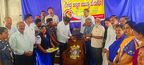ಹಾಸನ ನಗರದ ಸ್ಕೌಟ್ಸ್ ಆ್ಯಂಡ್ ಗೈಡ್ಸ್ ಭವನದಲ್ಲಿ ಕೇಂದ್ರ ಕನ್ನಡ ಸಾಹಿತ್ಯ ವೇದಿಕೆ ವತಿಯಿಂದ ಆಯೋಜಿಸಿದ್ದ ಕನ್ನಡ ಸಾಹಿತ್ಯ ಪರಿಷತ್ತಿನ ಸಂಸ್ಥಾಪನಾ ದಿನಾಚರಣೆ ಹಾಗೂ ಬಸವ ಜಯಂತಿ ಕಾರ್ಯಕ್ರಮವನ್ನು ಗಣ್ಯರು ಉದ್ಘಾಟಿಸಿದರು. ಮದನ್ ಗೌಡ, ಸೋಮಶೇಖರ್, ರವಿ ನಾಕಲಗೂಡು, ಕೊಟ್ರೇಶ್ ಉಪ್ಪಾರ್, ಯು.ಎಸ್.ಬಸವರಾಜ್, ಎಂ.ಬಿ.ಗಿರಿಜಾಂಬಿಕಾ, ಗೀತಾ ಇತರರಿದ್ದರು.