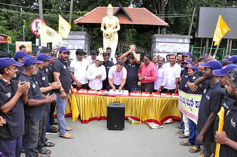 ನಗರದ ಹೇಮಾವತಿ ಪ್ರತಿಮೆ ಬಳಿ ವಿದ್ಯುತ್ ಕೆಲಸಗಾರರು ವಿಶೇಷ ಕಾರ್ಯಕ್ರಮ  ಆಯೋಜಿಸಿದ್ದರು. ಕಾರ್ಮಿಕ ನಿರೀಕ್ಷಕ ಆನಂದ್ ರಾಮ್, ಎಚ್.ಟಿ. ರಾಮೇಗೌಡ, ಆನಂದ್, ಕಾರ್ಯದರ್ಶಿ ಬಾಬು, ಖಜಾಂಚಿ ಹುಸ್ಮಾ ಇದ್ದರು.