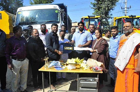 ಮಹಾನಗರ ಪಾಲಿಕೆಯ 2020-21ನೇ ಸಾಲಿನ 15ನೇ ಹಣಕಾಸು ಯೋಜನೆಯಡಿ ನೂತನವಾಗಿ ಖರೀದಿಸಿದ್ದ ಜೆಸಿಬಿ ಹಾಗೂ ಕಸ ತುಂಬುವ ಟಿಪ್ಪರ್ ಲಾರಿಗಳನ್ನು ಶಾಸಕ ಎಚ್.ಪಿ.ಸ್ವರೂಪ್ ಪ್ರಕಾಶ್ ವಿಶೇಷ ಪೂಜೆ ಸಲ್ಲಿಸುವ ಮೂಲಕ ಸಾರ್ವಜನಿಕ ಸೇವೆಗೆ ಹಸ್ತಾಂತರಿಸಿದರು. ನಗರಪಾಲಿಕೆ ಸದಸ್ಯ ಎಸ್.ಎಚ್.ವಾಸುದೇವ್, ಇಂಜಿನಿಯರ್ ಕೆ.ಆರ್ ಕವಿತಾ ಇತರೆ ಅಧಿಕಾರಿಗಳು ಹಾಗೂ ಸಿಬ್ಬಂದಿ ಇದ್ದರು.