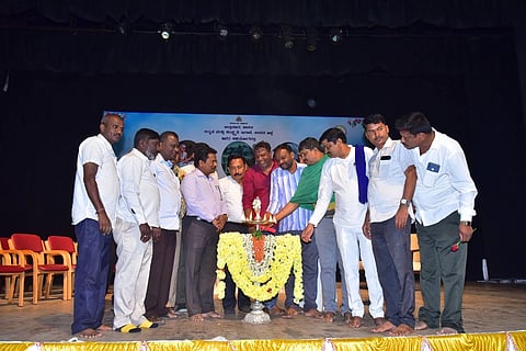 ಜಿಲ್ಲಾಡಳಿತ, ಕನ್ನಡ ಮತ್ತು ಸಂಸ್ಕೃತಿ ಇಲಾಖೆ ಸಹಯೋಗದಲ್ಲಿ ಹಾಸನಾಂಬ ಕಲಾಕ್ಷೇತ್ರದಲ್ಲಿ ಕಾಯಕ ಶರಣರ ಜಯಂತಿ ಕಾರ್ಯಕ್ರಮವನ್ನು ಗಣ್ಯರು ಉದ್ಘಾಟಿಸಿದರು. ಸರ್ಕಾರಿ ಪ್ರಥಮ ದರ್ಜೆ ಕಾಲೇಜಿನ ಪ್ರಾಂಶುಪಾಲರಾದ ಮಂಜಯ್ಯ, ತಾರಾನಾಥ್, ಗ್ಯಾರಂಟಿ ರಾಮಣ್ಣ, ಚೇತನ್ ಇತರರಿದ್ದರು.