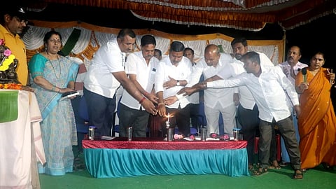 ಹಾಸನ ತಾಲೂಕಿನ ಅಂಕಪುರ ಸರ್ಕಾರಿ ಹಿರಿಯ ಪ್ರಾಥಮಿಕ ಶಾಲೆಯ ಆವರಣದಲ್ಲಿ ರಾಜೀವ್ ಗಾಂಧಿ ಆರೋಗ್ಯ ವಿಜ್ಞಾನಗಳ ವಿಶ್ವವಿದ್ಯಾಲಯ ಬೆಂಗಳೂರು ಹಾಗೂ ಹಾಸನ ವೈದ್ಯಕೀಯ ವಿಜ್ಞಾನಗಳ ಸಂಸ್ಥೆಯ ಆಶ್ರಯದಲ್ಲಿ ಆಯೋಜಿಸಿರುವ ರಾಷ್ಟ್ರೀಯ ಸೇವಾ ಯೋಜನೆ ವಾರ್ಷಿಕ ವಿಶೇಷ ಶಿಬಿರವನ್ನು ಶಾಸಕ ಸಿಮೆಂಟ್ ಮಂಜು ಉದ್ಘಾಟಿಸಿದರು. ನಿಚಿತಾ ಕುಮಾರಿ, ಹೇಮಂತ್ ಗೌಡ, ಕೃಷಿ ಪತ್ತಿನ ಸಹಕಾರ ಸಂಘದ ಅಧ್ಯಕ್ಷ ರಾಜಕುಮಾರ್, ಪಿಡಿಒ ಸುರೇಶ್, ಶಿಕ್ಷಕ ನಾಗರಾಜು, ವಿಜಯ್ ಕುಮಾರ್, ಅಭೀಷೇಕ್ ಇತರರಿದ್ದರು.