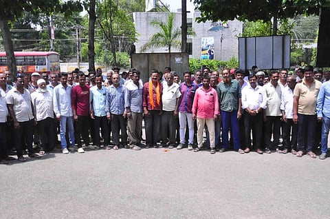 ನಗರದ ರಾಜಘಟ್ಟ ರೈಲ್ವೆ ನಿಲ್ದಾಣದ ರಸ್ತೆಯ ಸಮೀಪದ ಗೂಡ್ಸ್‌ಶೆಡ್ ಪ್ರದೇಶದಲ್ಲಿ ಲಾರಿ ನಿಲುಗಡೆ ಅನುಮತಿ ನೀಡುವಂತೆ ಆಗ್ರಹಿಸಿ ಗೂಡ್ಸ್ ಲಾರಿ ಮಾಲೀಕರು ಜಿಲ್ಲಾಡಳಿತಕ್ಕೆ ಮನವಿ ಸಲ್ಲಿಸಿದರು. ಕೆ.ಟಿ.ಸುರೇಶ್, ಲೋಕೇಶ್, ಮಂಜುನಾಥ್, ಶೇಖರ್ ಕುಮಾರ್, ಸಂಜಯ್, ಬಲರಾಮ್ ಇತರರಿದ್ದರು.