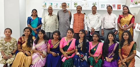ಹಾಸನದ ಸ್ವಪ್ನ ಬುಕ್ ಹೌಸ್‌ನಲ್ಲಿ ಲೇಖಕ ದೊಡ್ಡಮನೆ ಆನಂದ್ ಅವರ ಕನ್ನಂಬಾಡಿ ಜೋಡಿ ಕೊಲೆಯ ರಹಸ್ಯ ಎಂಬ ಪತ್ತೇದಾರಿ ಕಾದಂಬರಿ ಬಿಡುಗಡೆಗೊಳಿಸಲಾಯಿತು. ಗೊರೂರು ಶಿವೇಶ್, ಮೇಟಿಕೆರೆ ಹಿರಿಯಣ್ಣ, ಯತೀಶ್ವರ್, ದೊಡ್ಡಮನೆ ಆನಂದ್, ಹಿರಿಯ ಲೇಖಕ ತಿರುಪತಿಹಳ್ಳಿ ಶಿವಶಂಕರಪ್ಪ, ಹಿರಿಯ ಪತ್ರಕರ್ತ ಆರ್.ಪಿ. ವೆಂಕಟೇಶಮೂರ್ತಿ ಇತರರಿದ್ದರು.