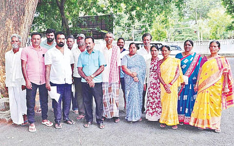 ಹಾಸನ ತಾಲೂಕಿನ ಅಗಿಲೆ ಗ್ರಾಮದಲ್ಲಿ ಸರ್ಕಾರಿ ಜಾಗ-ಪುರಾತನ ದೇವಸ್ಥಾನದ ಭೂಮಿ ಒತ್ತುವರಿ ಮಾಡಿರುವವರ ವಿರುದ್ಧ ಕಾನೂನು ಕ್ರಮ ಕೈಗೊಳ್ಳಬೇಕು ಎಂದು ಆಗ್ರಹಿಸಿ ಗ್ರಾಮಸ್ಥರು ಡಿಸಿ ಕಚೇರಿ ಎದುರು ಮೌನ ಪ್ರತಿಭಟನೆ ನಡೆಸಿ ಜಿಲ್ಲಾಡಳಿತಕ್ಕೆ ಮನವಿ ಸಲ್ಲಿಸಿದರು. ಅಗಿಲೆ ನವೀನ್ ಕುಮಾರ್, ಚನ್ನೇಗೌಡ, ರಾಮೇಗೌಡ, ಶಾಂತಮ್ಮ, ಲಕ್ಷ್ಮೇಗೌಡ ಇತರರಿದ್ದರು.