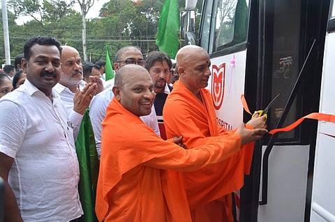 ಹಾಸನಾಂಬ ಕಲಾಕ್ಷೇತ್ರದಲ್ಲಿ ಹಳೇಬೀಡು ಪುಷ್ಪಗಿರಿ ಮಹಾಸಂಸ್ಥಾನದ ಉಚಿತ ಸಂಚಾರಿ ಆಸ್ಪತ್ರೆ ಮಾರಂಭವನ್ನು ಗಣ್ಯರು ಉದ್ಘಾಟಿಸಿದರು. ಶ್ರೀ ನಿರ್ಮಲಾನಂದನಾಥ ಸ್ವಾಮೀಜಿ,  ಶ್ರೀ ಸೋಮಶೇಖರ ಸ್ವಾಮೀಜಿ,  ಶಾಸಕ ಎಚ್.ಕೆ.ಸುರೇಶ್, ಡಿಸಿ ಕೆ.ಎಸ್.ಲತಾಕುಮಾರಿ ಇತರರಿದ್ದರು.