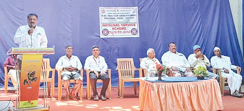 ಇಟಗಿ ಬಿ.ಎಂ.ಸಾಣಿಕೊಪ್ಪ ಪದವಿ ಕಾಲೇಜಿನಲ್ಲಿ ಹಮ್ಮಿಕೊಂಡಿದ್ದ ಎನ್​ಎಸ್​ಎಸ್​ ಶಿಬಿರದಲ್ಲಿ ಶ್ರೀಶೈಲ ತುರಮರಿ ಮಾತನಾಡಿದರು. ಬಸವರಾಜ ಸಾಣಿಕೊಪ್ಪ , ಆರ್​.ಬಿ.ಹುಣಶೀಕಟ್ಟಿ ಇತರರಿದ್ದರು.