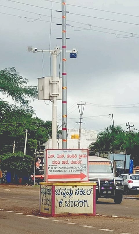 ಬಾಗಲಕೋಟೆ-ಬೆಳಗಾವಿ ರಾಜ್ಯ ಹೆದ್ದಾರಿಗೆ ಹೊಂದಿಕೊಂಡಿರುವ ಕೆ.ಚಂದರಗಿ ಕ್ರೀಡಾ ಶಾಲೆ ವೃತ್ತದಲ್ಲಿ ಅಳವಡಿಸಿರುವ ಎಐ ಕ್ಯಾಮರಾ.