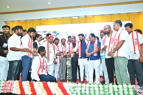  ಕಡೂರಿನಲ್ಲಿ ಆಯೋಜಿಸಿದ್ದ ಸಭೆಯನ್ನು ಬಂಜಾರ ಸಮಾಜದ ಹಿರಿಯ ಮುಖಂಡರು ಉದ್ಘಾಟಿಸಿದರು
