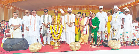 ಬಳ್ಕುಂಜೆಯಲ್ಲಿ ಕಂಬಳವನ್ನು  ಮಧ್ವಪತಿ ಆಚಾರ್ಯ ಉದ್ಘಾಟಿಸಿಸರು. ಕಂಬಳ ಸಮಿತಿ ಗೌರವಾಧ್ಯಕ್ಷ ಬಾಲಕೃಷ್ಣ ಹೆಗ್ಡೆ ಕೊಟ್ನಾಯ ಗುತ್ತು , ಧಾರ್ಮಿಕ ಪರಿಷ್ಯತ್ ಸಸ್ಯೆ ಮಲ್ಲಿಕಾ ಪಕ್ಕಳ, ಉದ್ಯಮಿ ಡಾ.ವಿರಾರ್ ಶಂಕರ ಶೆಟ್ಟಿ, ಕರ್ನಿರೆ ವಿಶ್ವನಾಥ ಶೆಟ್ಟಿ ಮತ್ತಿತರರಿದ್ದರು.