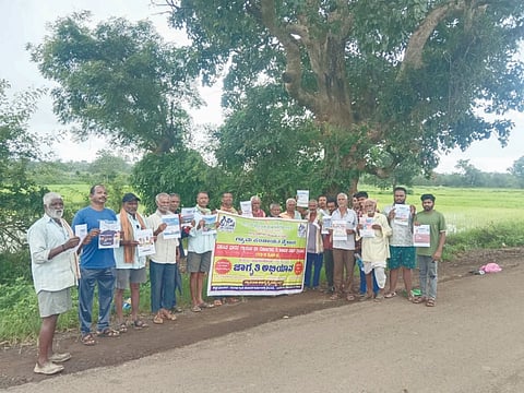 ಉಗರಖೋಡ ಗ್ರಾಮದಲ್ಲಿ ಹಮ್ಮಿಕೊಂಡಿದ್ದ ವಿಬಿ-ಜಿ ರಾಮ್‌ಜಿ ಜಾಗೃತಿ ಅಭಿಯಾನದಲ್ಲಿ ರವಿ ಉಡಕೇರಿ, ಎಸ್.ಬಿ.ಜವಳಿ ಹಾಗೂ ರೈತರು ಇದ್ದರು.