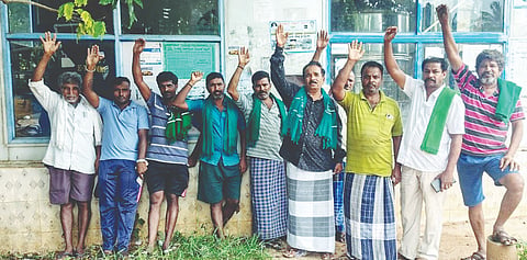 ಕಿಕ್ಕೇರಿ ಹೋಬಳಿಯ ಆನೆಗೊಳ ಗ್ರಾಮದಲ್ಲಿ ಕೆಟ್ಟುನಿಂತಿರುವ ಶುದ್ಧ ಕುಡಿಯುವ ನೀರಿನ ಘಟಕ ದುರಸ್ಥಿಗೆ ಆಗ್ರಹಿಸಿ ಗ್ರಾಮಸ್ಥರು ಗುರುವಾರ ಪ್ರತಿಭಟನೆ ನಡೆಸಿದರು. ಮಂಜೇಗೌಡ, ಸುಮಾ, ಪುನೀತ್, ಗೋವಿಂದೇಗೌಡ, ಕಾಂತರಾಜು ಇತರರು ಇದ್ದರು.