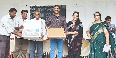 ಕಿಕ್ಕೇರಿ ಸಮೀಪದ ಮಂದಗೆರೆಯ ಹೇಮಾವತಿ ಪ್ರೌಢಶಾಲೆಗೆ ಹಳೆಯ ವಿದ್ಯಾರ್ಥಿ ನಟ ಮಧು ಲ್ಯಾಪ್‌ಟಾಪ್, ಪ್ರಿಂಟರ್ ಕೊಡುಗೆಯಾಗಿ ಶನಿವಾರ ನೀಡಿದರು. ವಾಣಿ, ಚಂದ್ರಶೇಖರ್, ಮುರುಳಿ, ಲಲಿತಾಬಾಯಿ, ಶೇಖರ್ ಮತ್ತಿತರರಿದ್ದರು.  