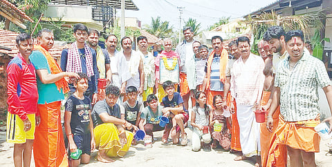 ಕಿಕ್ಕೇರಿ ಹೋಬಳಿಯ ಮಾದಾಪುರ ಗ್ರಾಮದಲ್ಲಿ ನಡೆದ ಹನುಮಂತೋತ್ಸವದಲ್ಲಿ ಪಾಲ್ಗೊಂಡಿದ್ದ ಗ್ರಾಮಸ್ಥರು.