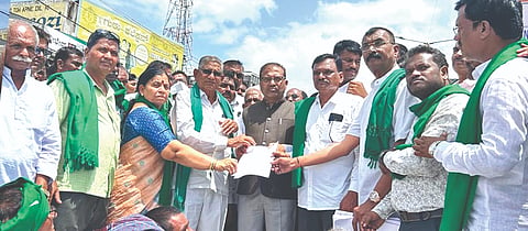 ಕಮಲನಗರ ತಾಲೂಕು ಬರಗಾಲ ಘೋಷಣೆ ಮಾಡಿ ರೈತರಿಗೆ ಪರಿಹಾರ ಮತ್ತು ಸಂಪೂರ್ಣ ಸಾಲಮನ್ನಾ  ಮಾಬೇಕಂದು ಒತ್ತಾಯಿಸಿ ಮಂಗಳವಾರ ರೈತ ಸಂಘದ ಮತ್ತು ಹಸಿರು ಸೇನೆ ಪದಾಧಿಕಾರಿಗಳು ಸಿಎಂಗೆ ಬರೆದ ಮನವಿ ಪತ್ರವನ್ನು ಎಂಡಿ ಶಕೀಲ್​ ಅವರಿಗೆ ಸಲ್ಲಿಸಿದರು. ಶ್ರೀಮಂತ ಬಿರಾದಾರ, ಪ್ರವಿಣ ಕುಲಕರ್ಣಿ,  ವೈಜನಾಥ ವಡ್ಡೆ, ವಿಠ್ಠಲರಾವ ಪಾಟೀಲ, ಶ್ರೀರಂಗ ಪಿಹಾರ, ಯಶವಂತ ಬಿರಾದಾರ ಇತರರಿದ್ದರು.