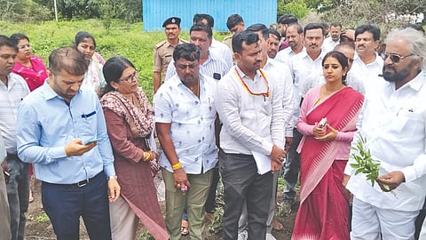 ಕಮಲನಗರ ತಾಲೂಕಿನ ಹೊಳಸಮುದ್ರ ಗ್ರಾಮ ಹತ್ತಿರದ ರಘುನಾಥ  ಕಾಳೆ ಅವರ ಸೋಯಾಬಿನ್​, ತೊಗರಿ ಹೊಲವನ್ನು ಬರ ಅಧ್ಯಯನ ಜಿಲ್ಲಾ ಉಸ್ತುವಾರಿ ಸಚಿವ ಈಶ್ವರ ಖಂಡ್ರೆ ವೀಕ್ಷಿಸಿ ಪರಿಶೀಲಿಸಿದರು.  ಜಿಲ್ಲಾಧಿಕಾರಿ ಶಿಲ್ಪಾ ಶಮಾರ್, ಜಿಪಂ ಸಿಇಒ ಗಿರೀಶ್​ ಬದೋಲೆ, ಜಂಟಿ ನಿರ್ದೇಶಕಿ ದೇವಿಕಾ.ಆರ್​., ತಹಸೀಲ್ದಾರ್​ ಅಮಿತಕುಮಾರ ಕುಲಕರ್ಣಿ, ಇಒ ಹಣಮಂತರಾಯ ಕೌಟಗೆ, ಕೃಷಿ ಅಧಿಕಾರಿ ಶತ್ರುಘ್ನ, ಸ್ವಾತಿ ಇತರರಿದ್ದರು.