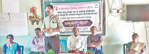 ಕುಮಟಾ ತಾಲೂಕಿನ ದಿವಗಿಯ ಡಿಜೆವಿಎಸ್ ಪ್ರೌಢಶಾಲೆಯಲ್ಲಿ ಎಸ್‌ಎಸ್‌ಎಲ್‌ಸಿ ವಿದ್ಯಾರ್ಥಿಗಳಿಗೆ ವಿಶೇಷ ತರಬೇತಿ ತರಗತಿಗಳಿಗೆ ಚಾಲನೆ ನೀಡಿ ಹೇಮಂತಕುಮಾರ ಗಾಂವಕರ ಮಾತನಾಡಿದರು. ಭಾಸ್ಕರ ಭಟ್, ವೀಣಾ ದಿನೇಶ, ಮಂಗಳಾ, ರತ್ನಾಕರ ಗೊಂಡ ಇತರರಿದ್ದರು. 