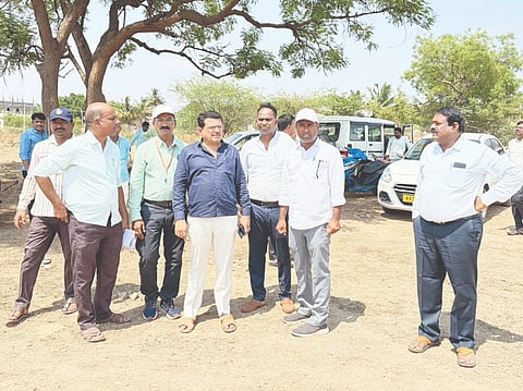 ಕನಕಗಿರಿ ಉತ್ಸವ ನಿಮಿತ್ತ ಡ್ರೋನ್ ಹಾರಿಸುವ ಸ್ಥಳವನ್ನು ತಹಸೀಲ್ದಾರ್ ವಿಶ್ವನಾಥ ಮುರುಡಿ ಸೋಮವಾರ ವೀಕ್ಷಿಸಿದರು. ಜೆಇ ಮಂಜುನಾಥ, ಪೇದೆ ಸಿದ್ರಾಮಪ್ಪ ಇತರರಿದ್ದರು.