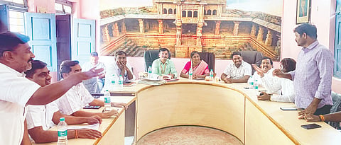 ಕನಕಗಿರಿ ಉತ್ಸವ ನಿಮಿತ್ತ ಪಪಂ ಅಧ್ಯಕ್ಷೆ ತನುಜಾ ಅಧ್ಯಕ್ಷತೆಯಲ್ಲಿ ನಡೆದ ಸಭೆಯಲ್ಲಿ ಸದಸ್ಯರಾದ ಶೇಷಪ್ಪ ಪೂಜಾರ, ರಾಜಾಸಾಬ್ ನಂದಾಪುರ ಮಾತನಾಡಿದರು. ನೂರಸಾಬ್ ಗಡ್ಡಿಗಾಲ, ಶರಣೇಗೌಡ ಇತರರಿದ್ದರು.