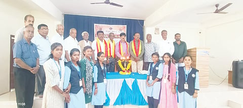  ಕುಣಿಗಲ್​ Lecture ತಾಲೂಕಿನ ಕನ್ನಡ ಭವನದ ಮಲ್ಲಮ್ಮ ಪಟೇಲ್​ ನಾರಸೀಗೌಡ ಸಭಾಂಗಣದಲ್ಲಿ ಹಮ್ಮಿಕೊಂಡಿದ್ದ ವೈ.ಕೆ ರಾಮಯ್ಯ ದತ್ತಿ ಉಪನ್ಯಾಸ ಕಾರ್ಯಕ್ರಮದಲ್ಲಿ ವಿಮರ್ಶಕ ಡಾ.ಜಿ.ವಿ.ಆನಂದಮೂರ್ತಿ, ನಿವೃತ್ತ ಪ್ರಾಚಾರ್ಯರಾದ ರಾಮಣ್ಣ, ಜಯರಾಮಯ್ಯ, ವರದರಾಜು ಇದ್ದರು. 