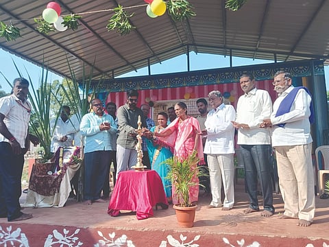  ಮಮದಾಪುರ ಗ್ರಾಮದ ಸರ್ಕಾರಿ ಹಿರಿಯ ಪ್ರಾಥಮಿಕ ಶಾಲೆಯಲ್ಲಿ ಹಮ್ಮಿಕೊಂಡಿದ್ದ ಸಮೂಹ ಕಸ್ಟರ್​ಮಟ್ಟದ ಪ್ರತಿಭಾ ಕಾರಂಜಿ ಕಾರ್ಯಕ್ರಮವನ್ನು ಅಮರನಾಥ ಜಾರಕಿಹೊಳಿ ಉದ್ಘಾಟಿಸಿದರು. ಭೀಮಗೌಡ ಪೊಲೀಸಗೌಡರ ಇತರರಿದ್ದರು.