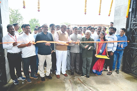 ಖಾನಾಪುರ ತಾಲೂಕಿನ ನಂದಗಡದಲ್ಲಿ ಮಂಗಳವಾರ ಎಚ್.ಎಂ.ರೇವಣ್ಣ ಕ್ರಾಂತಿವೀರ ಸಂಗೊಳ್ಳಿ ರಾಯಣ್ಣ ವೀರಭೂಮಿ ಮ್ಯೂಸಿಯಂ ಉದ್ಘಾಟಿಸಿದರು. ಡಾ.ಅಶೋಕ ದಳವಾಯಿ, ಬಸವರಾಜ ಹೆಗ್ಗನಾಯಕ ಇತರರಿದ್ದರು.