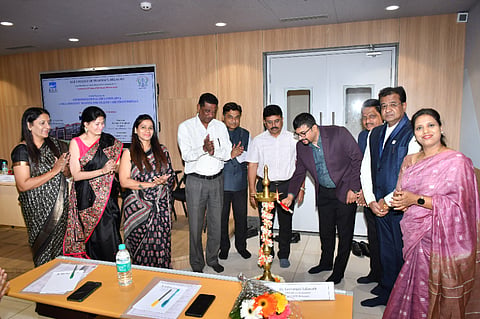 ಬೆಳಗಾವಿ ನಗರದ ಕೆಎಲ್‌ಇ ಔಷಧೀಯ ಮಹಾವಿದ್ಯಾಲಯದಲ್ಲಿ ಹಮ್ಮಿಕೊಂಡಿದ್ದ ಕಾರ್ಯಾಗಾರವನ್ನು ಗಣ್ಯರು ಉದ್ಘಾಟಿಸಿದರು. ಡಾ.ವಾಣಿಶ್ರೀ ಬುಬನಾಳೆ, ಡಾ.ಸುನೀಲ ಜಲಾಲಪುರ, ಡಾ.ನವೀನ ಎನ್. ಇತರರಿದ್ದರು.