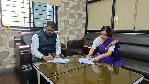  ಬೆಳಗಾವಿ ಮಹಾನಗರ ಪಾಲಿಕೆ ಆಯುಕ್ತರ ಕಚೇರಿಯಲ್ಲಿ ಗುರುವಾರ ಕಾರ್ತಿಕ.ಎಂ,. ಆರುಷಿ ಶರ್ಮಾ ಪರಸ್ಪರ ಒಪ್ಪಂದಕ್ಕೆ ಸಹಿ ಹಾಕಿದರು.
