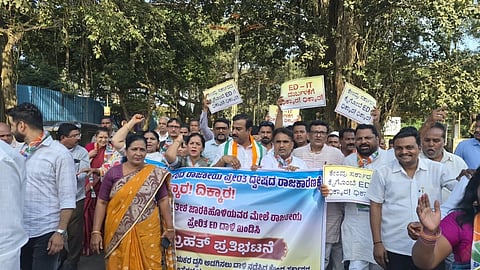 ಬೆಳಗಾವಿ ನಗರದ ಚನ್ನಮ್ಮ ವೃತ್ತದಲ್ಲಿ ಶುಕ್ರವಾರ ಕಾಂಗ್ರೆಸ್ ಕಾರ್ಯಕರ್ತರು ಪ್ರತಿಭಟನೆ ನಡೆಸಿದರು. ವಿನಯ ನಾವಲಗಟ್ಟಿ, ಬಸವರಾಜ ಶೇಗಾವಿ, ರಾಜಾಸಲೀಂ ಕಾಶೀಮನವರ ಇತರರಿದ್ದರು.