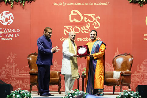 ಕೆಎಲ್‌ಇ ಸಂಸ್ಥೆಯ ಡಾ.ಬಿ.ಎಸ್.ಜೀರಗೆ ಸಭಾಂಗಣದಲ್ಲಿ ಮಂಗಳವಾರ ಹಮ್ಮಿಕೊಂಡಿದ್ದ ದಿವ್ಯ ಸಂಜೆ ಸಂವಾದ ಕಾರ್ಯಕ್ರಮದಲ್ಲಿ ಸದ್ಗುರು ಮಧುಸೂದನ ಸಾಯಿ ಅವರು ಡಾ.ಪ್ರಭಾಕರ ಕೋರೆಗೆ ಕರ್ನಾಟಕ ಪರಿವರ್ತಕ ಪ್ರಶಸ್ತಿ ಪ್ರದಾನ ಮಾಡಿ ಗೌರವಿಸಿದರು.