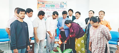 ಕುಶಾಲನಗರ ತಾಲೂಕು ಗ್ಯಾರಂಟಿ ಯೋಜನೆಗಳ ಅನುಷ್ಠಾನ ಸಮಿತಿ ಹಾಗೂ ಜಿಲ್ಲಾ ಉದ್ಯೋಗ ವಿನಿಮಯ ಕಚೇರಿಯಿಂದ ಯುವನಿಧಿ ಯೋಜನೆಯ ಫಲಾನುಭವಿಗಳಿಗೆ ಆಯೋಜಿಸಿದ್ದ ವಿಶೇಷ ಕೌಶಲ ತರಬೇತಿ ಕಾರ್ಯಕ್ರಮವನ್ನು ಯೋಜನೆಯ ಫಲಾನುಭವಿಗಳು ಉದ್ಘಾಟಿಸಿದರು. ಡಾ.ಮಂತರ್‌ಗೌಡ, ವಿ.ಪಿ.ಶಶಿಧರ್, ಪ್ರೊ.ಅಶೋಕ ಸಂಗಪ್ಪ ಆಲೂರ, ಕೆ.ಸಿ.ಭೀಮಯ್ಯ, ಪ್ರೊ.ಎಂ.ಸುರೇಶ್ ಮತ್ತಿತರರು ಇದ್ದರು.