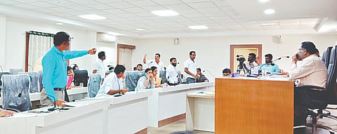  ಮಡಿಕೇರಿ ನಗರಸಭೆಯ 2026-27ನೇ ಸಾಲಿನ ಬಜೆಟ್ ಮಂಡನೆ ಸಂದರ್ಭ ಆಡಳಿತ ಮತ್ತು ಪ್ರತಿಪಪಕ್ಷ ಸದಸ್ಯರ ಮಧ್ಯೆ ಬಿರುಸಿನ ಚರ್ಚೆ ನಡೆಯಿತು.
