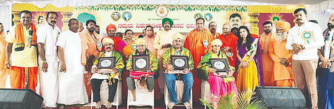 ಮುದಗಲ್ ಸಮೀಪದ ಸುಕ್ಷೇತ್ರ ಅಂಕಲಿಮಠದ ನಿರುಪಾದೀಶ್ವರ ಜಾತ್ರೋತ್ಸವ ಪ್ರಯುಕ್ತ ಏರ್ಪಡಿಸಿದ್ದ ಧರ್ಮಸಭೆಯಲ್ಲಿ ವಿವಿಧ ಕ್ಷೇತ್ರದ ಸಾಧಕರಿಗೆ ನಿರುಪಾದಿಶ್ರೀ ಪ್ರಶಸ್ತಿ ನೀಡಿ ಸನ್ಮಾನಿಸಲಾಯಿತು. ಶ್ರೀಮಠದ ವೀರಭದ್ರ ಶ್ರೀಗಳು, ಫಕೀರೇಶ್ವರ ಶ್ರೀಗಳು, ಬಸವರಾಜ ಶ್ರೀಗಳು, ಸಿದ್ಧಾರ್ಥ ಶ್ರೀಗಳು, ಅಮರಗುಂಡ ದೇವರು, ಗಂಗಾಧರಯ್ಯ ಶಾಸ್ತ್ರಿ, ಸೂಗಪ್ಪ ಮಸ್ಕಿ ಇತರರಿದ್ದರು. 