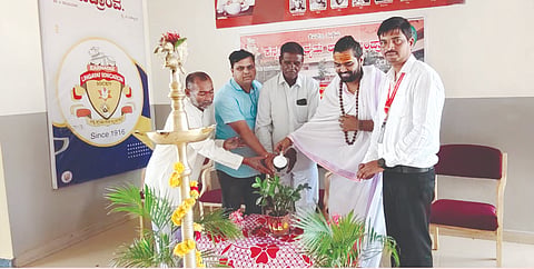 ಯಡ್ರಾವ ಗ್ರಾಮದಲ್ಲಿರುವ ಕನ್ನಡ ಮಾಧ್ಯಮ ಪ್ರಾಥಮಿಕ ಮತ್ತು ಪ್ರೌಢಶಾಲಾ ವಿದ್ಯಾರ್ಥಿಗಳ ಸಾಂಸ್ಕೃತಿಕ ಚಟುವಟಿಕೆ ಕಾರ್ಯಕ್ರಮವನ್ನು ಗಣ್ಯರು ಉದ್ಘಾಟಿಸಿದರು. ಬಿ.ಎಸ್.ಮುಧೋಳ, ಸತ್ಯಪ್ಪ ಭಿಷ್ಟ್ಟೆ, ಕಲ್ಲಪ್ಪ ನಿಂಗನೂರು, ರಾಜು ಸಜ್ಜನ್ನವರ ಇತರರಿದ್ದರು.