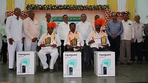 ಚಿದಾನಂದ ಕೋರೆ ಸಹಕಾರ ಸಕ್ಕರೆ ಕಾರ್ಖಾನೆಯಲ್ಲಿ ಕಬ್ಬು ಕಟಾವು ಮತ್ತು ಸಾಗಣೆ ಕಾರ್ಮಿಕರನ್ನು ಸನ್ಮಾನಿಸಲಾಯಿತು. ಭರತೇಶ ಬನವಣೆ, ತಾತ್ಯಾಸಾಹೇಬ ಕಾಟೆ, ಅಜಿತ ದೇಸಾಯಿ, ಮಲ್ಲಪ್ಪ ಮೈಶಾಳೆ, ಚೇತನ ಪಾಟೀಲ ಇತರರಿದ್ದರು.