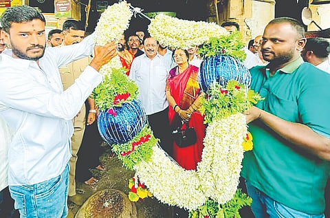 ಮೇಲುಕೋಟೆ ದೇವಾಲಯಕ್ಕೆ ಆಗಮಿಸಿದ ಸಚಿವ ಎನ್.ಚಲುವರಾಯಸ್ವಾಮಿ ದಂಪತಿಯನ್ನು ಕಾಂಗ್ರೆಸ್ ಮುಖಂಡರು ಅಭಿನಂದಿಸಿದರು. 