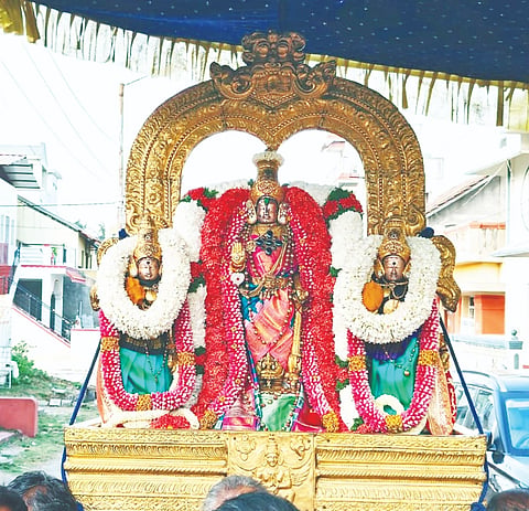 ಮೇಲುಕೋಟೆ ಶ್ರೀ ಚೆಲುವನಾರಾಯಣಸ್ವಾಮಿಗೆ ಭಾನುವಾರ ಕೊಠಾರೋತ್ಸವದ ಏಳನೇ ಉತ್ಸವದ ಅಂಗವಾಗಿ ತಿರುವೀದಿಯಲ್ಲಿ ಪುಷ್ಪಕೈಂಕರ್ಯ ಸೇವೆ ನೆರವೇರಿತು.