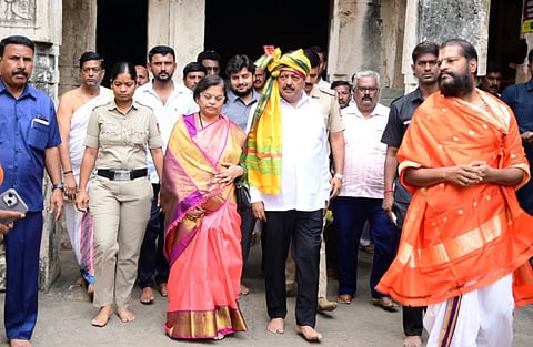 ಮಂಡ್ಯಜಿಲ್ಲಾ ಉಸ್ತುವಾರಿ ಸಚಿವ ಎನ್ ಚೆಲುವರಾಯಸ್ವಾಮಿ ಮತ್ತು ಧನಲಕ್ಷ್ಮಿ ದಂಪತಿಗಳು ಮಂಗಳವಾರ ಮೇಲುಕೋಟೆಗೆ ಆಗಮಿಸಿ ಶ್ರೀ ಚೆಲುವನಾರಾಯಣಸ್ವಾಮಿ ದರ್ಶನ ಪಡೆದು ನಾಡಿನ ಸುಭಿಕ್ಷೆಗಾಗಿ ಪ್ರಾರ್ಥನೆ ಸಲ್ಲಿಸಿದರು.