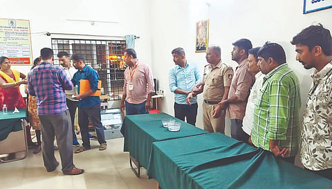 ಮಳವಳ್ಳಿ ಪಟ್ಟಣದ ಗ್ರಾಮಾಂತರ ಪೊಲೀಸ್ ಠಾಣೆಯಲ್ಲಿ ಬುಧವಾರ ರಾತ್ರಿ ಲಂಚ ಪಡೆಯುವ ವೇಳೆ ಎಎಸ್‌ಐ ಶಿವಕುಮಾರ್ ಅವರನ್ನು ಲೋಕಾಯುಕ್ತ ಪೊಲೀಸರು ಬಂಧಿಸಿದರು.  ಡಿವೈಎಸ್ಪಿ ಸುನಿಲ್ ಕುಮಾರ್, ಇನ್‌ಸ್ಪೆಕ್ಟರ್ ಲೇಪಾಕ್ಷಮೂರ್ತಿ, ಬ್ಯಾಟರಾಯಗೌಡ ಮತ್ತು ಸಿಬ್ಬಂದಿ ಇದ್ದರು.