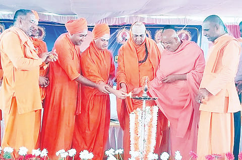 ಮಳವಳ್ಳಿ ತಾಲೂಕಿನ ನೆಲ್ಲಿಗೆರೆ ಗ್ರಾಮದಲ್ಲಿ ಸೋಮವಾರ ನಡೆದ ಕನಕಪುರ ದೇಗುಲ ಮಠದ ಲಿಂಗೈಕ್ಯ ಶ್ರೀ ಮುಮ್ಮಡಿ ನಿರ್ವಾಣ ಸ್ವಾಮೀಜಿ ಸಂಸ್ಮರಣೆ ಮಹೋತ್ಸವ ಕಾರ್ಯಕ್ರಮವನ್ನು ಶ್ರೀ ಚೆನ್ನಬಸವ ಸ್ವಾಮೀಜಿ ಉದ್ಘಾಟಿಸಿದರು. ಶ್ರೀ ಶಿವರಾತ್ರಿ ದೇಶಿಕೇಂದ್ರ ಸ್ವಾಮೀಜಿ, ಸಿದ್ಧಗಂಗಾ ಮಠದ ಕಿರಿಯ ಶ್ರೀ ಶಿವಸಿದ್ದೇಶ್ವರ ಸ್ವಾಮೀಜಿ, ಶ್ರೀ ಶಿವಕುಮಾರ ಸ್ವಾಮೀಜಿ ಇದ್ದರು. 