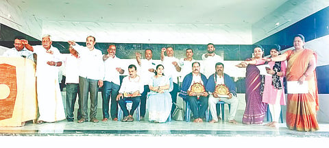 ಮಳವಳ್ಳಿ ಪಟ್ಟಣದ ಶ್ರೀ ಬಸವೇಶ್ವರ ಪತ್ತಿನ ಸಹಕಾರ ಸಂಘಕ್ಕೆ ಆಯ್ಕೆಯಾದ ಅಧ್ಯಕ್ಷ  ತೊಟ್ಟಿಮನೆ ಚನ್ನಪ್ಪ, ಉಪಾಧ್ಯಕ್ಷ ಎಚ್.ಸಿ.ಮಹೇಶ್ ಅವರು ಪ್ರತಿಜ್ಞಾ ವಿಧಿ ಸ್ವೀಕರಿಸಿದರು. ಅನಿತಾ, ನಾಗಭೂಷಣ್, ನಾಗರಾಜು ಇದ್ದರು.