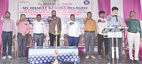 ಮೂಡಲಗಿಯ ಶ್ರೀ ಶ್ರೀಪಾದಭೋದ ಸ್ವಾಮೀಜಿ ಸರ್ಕಾರಿ ಪ್ರಥಮ ದರ್ಜೆ ಕಾಲೇಜಿನಲ್ಲಿ ಹಮ್ಮಿಕೊಂಡಿದ್ದ ನಶೆ ಮುಕ್ತ ವಿಕಸಿತ ಭಾರತ ಕಾರ್ಯಕ್ರಮದಲ್ಲಿ ಸಂಗ್ರಾಮ ಸಾವಂತ ಪ್ರತಿಜ್ಞಾವಿಧಿ ಬೋಧಿಸಿದರು. ಸರ್ವೋತ್ತಮ ಜಾರಕಿಹೊಳಿ, ಬಾಲಶೇಖರ ಬಂದಿ ಇತರರಿದ್ದರು.