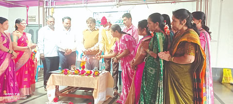 ಮುರಗೋಡ ಗ್ರಾಮದಲ್ಲಿ ಹಮ್ಮಿಕೊಂಡಿದ್ದ ನವಜೀವನ ಸದಸ್ಯರ ಮಾಸಿಕ ಸಭೆಯನ್ನು ಭಾಸ್ಕರ್ ಎನ್. ಉದ್ಘಾಟಿಸಿದರು. ಶ್ರೀಕಾಂತ ಎಂ., ಮಹಾಂತೇಶ ಅಳಾಜ್, ಮಂಜುಳಾ ಡಿ.ಇತರರಿದ್ದರು.